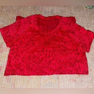 Lululemon Swiftly Tech Short Sleeve Size 6 - red leopard print